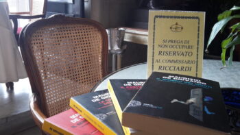 نوار نابولي ، مدينة المفوض Ricciardi: جولة أدبية عبر شوارع الروايات