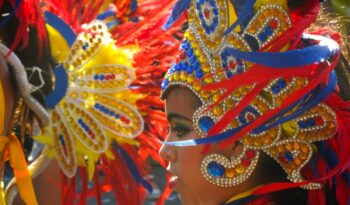 Karneval von Saviano mit der Parade von Festwagen und Straßenkünstlern