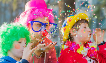 卡索里亚狂欢节献给米奇和绿巨人的孩子们：娱乐、游行、绘画
