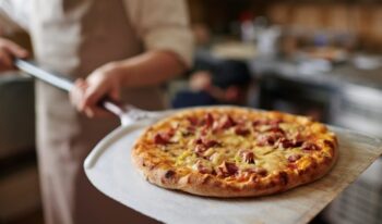 Lungomare di Napoli, apre la pizzeria Porzio invece di Mc Donald's: prezzi simbolici per i bisognosi