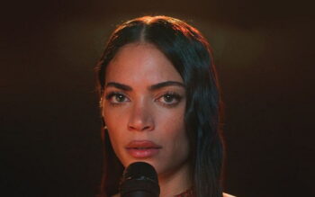 Elodie في حفل موسيقي في Palapartenope في نابولي مع عرضها