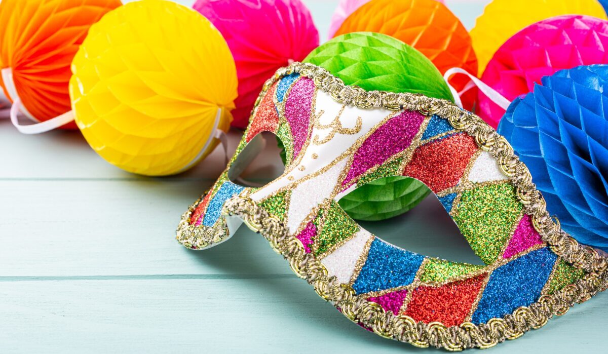 Fundo festivo com máscaras de carnaval