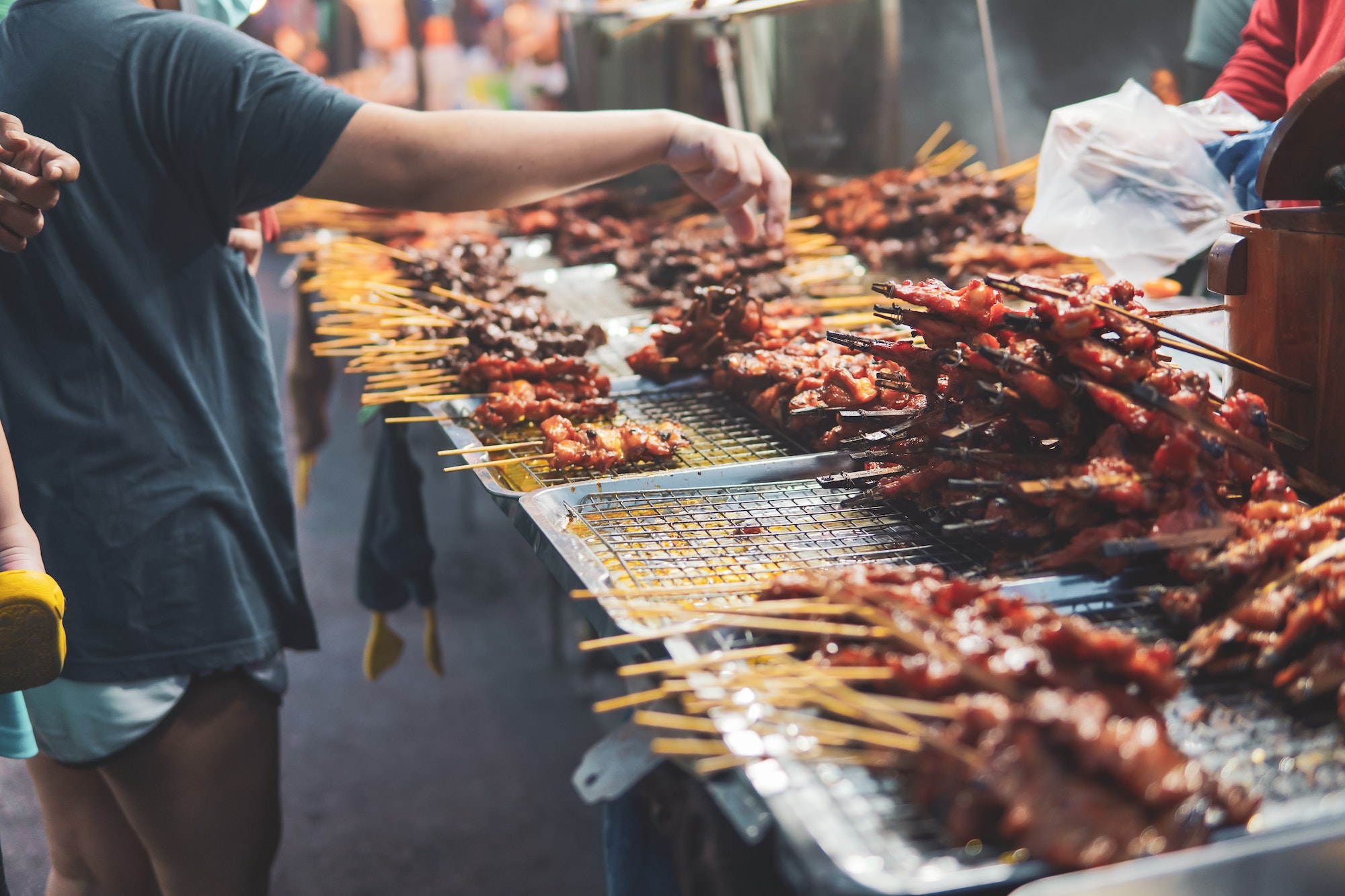 Gegrilltes Hähnchen Shop Straßenessen in Thailand