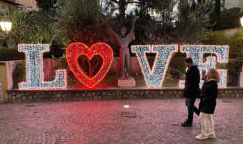 Amor escrito de las iluminaciones de San Valentín en Sorrento