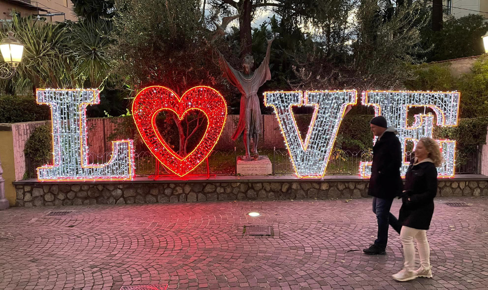 Amour écrit des illuminations de la Saint-Valentin à Sorrente