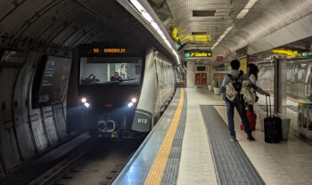 Линия метро 1 Неаполя, прибывает 3-й поезд: частота каждые 10 минут.