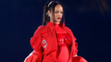 Rihanna incinta, l’annuncio a sorpresa al Super Bowl: video