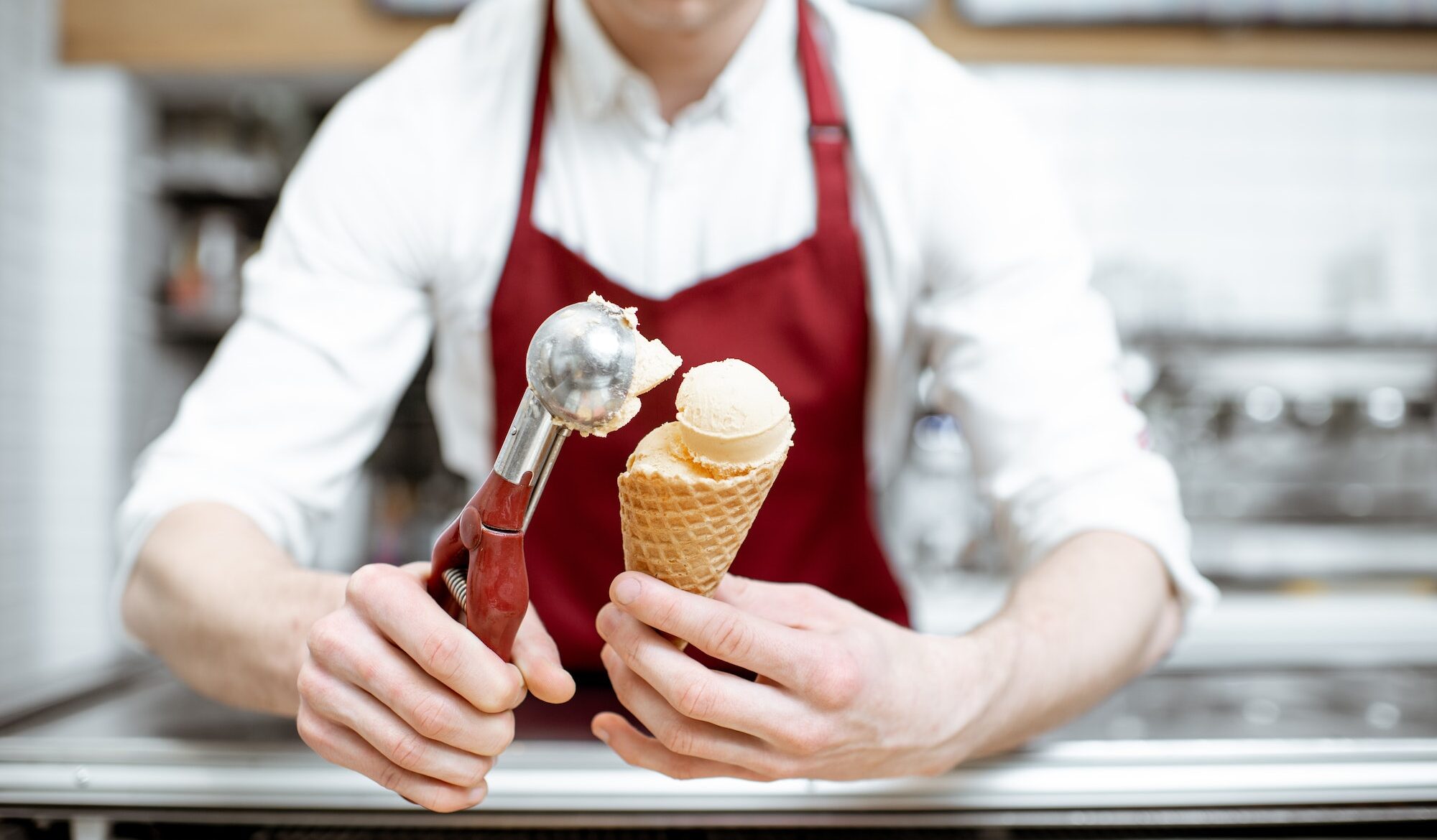 Glace préparée dans le magasin de crème glacée