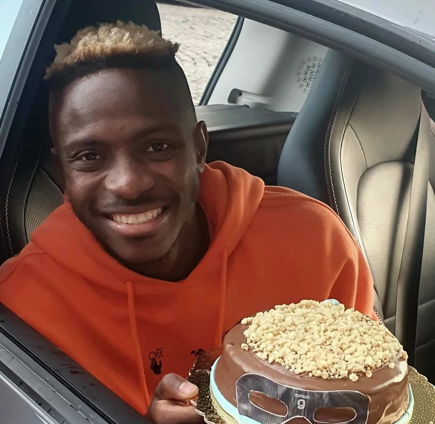 Torta osimhen consegnata al campione dal pasticciere