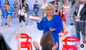 Uomini e Donne: Tina Cipollari scatena il caos con le torte in faccia