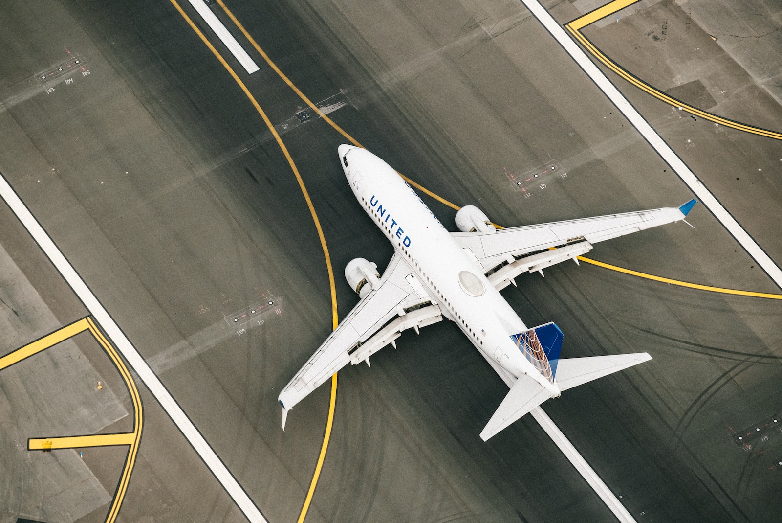 aereo della United su una pista di atterraggio