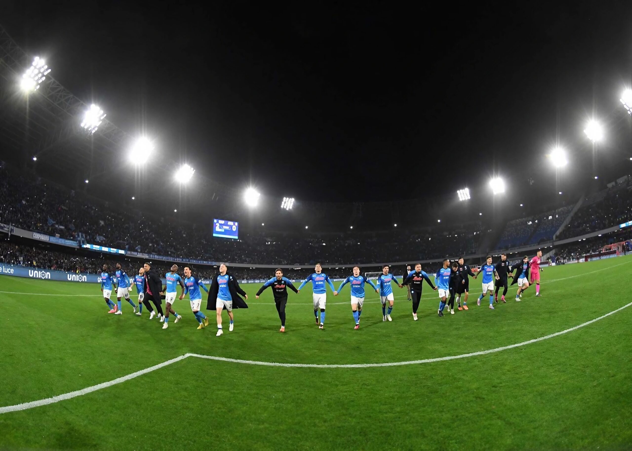 Les joueurs du SSC Napoli applaudissent après une victoire