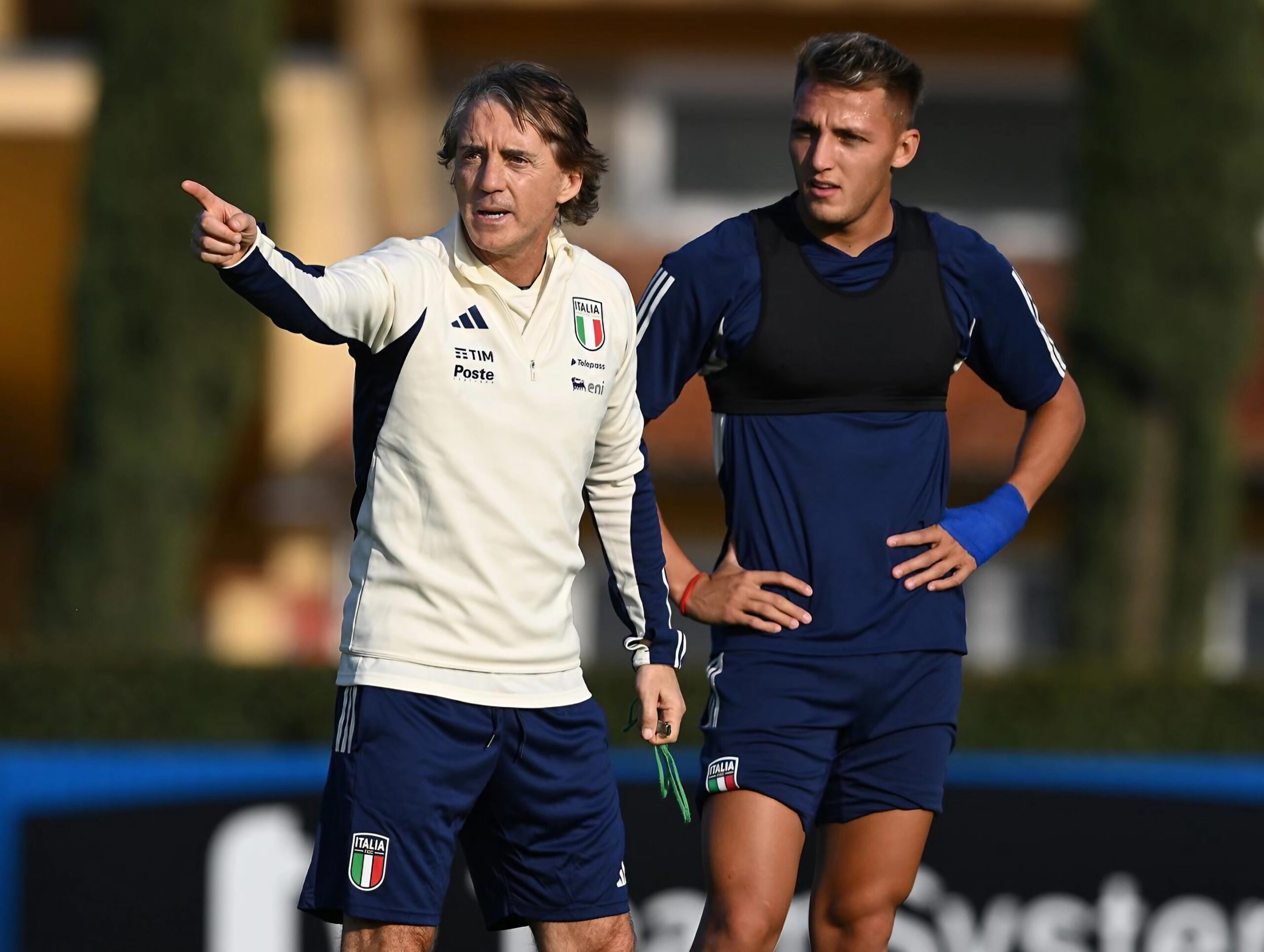 Mancini e Retegui, da seleção italiana, em treino