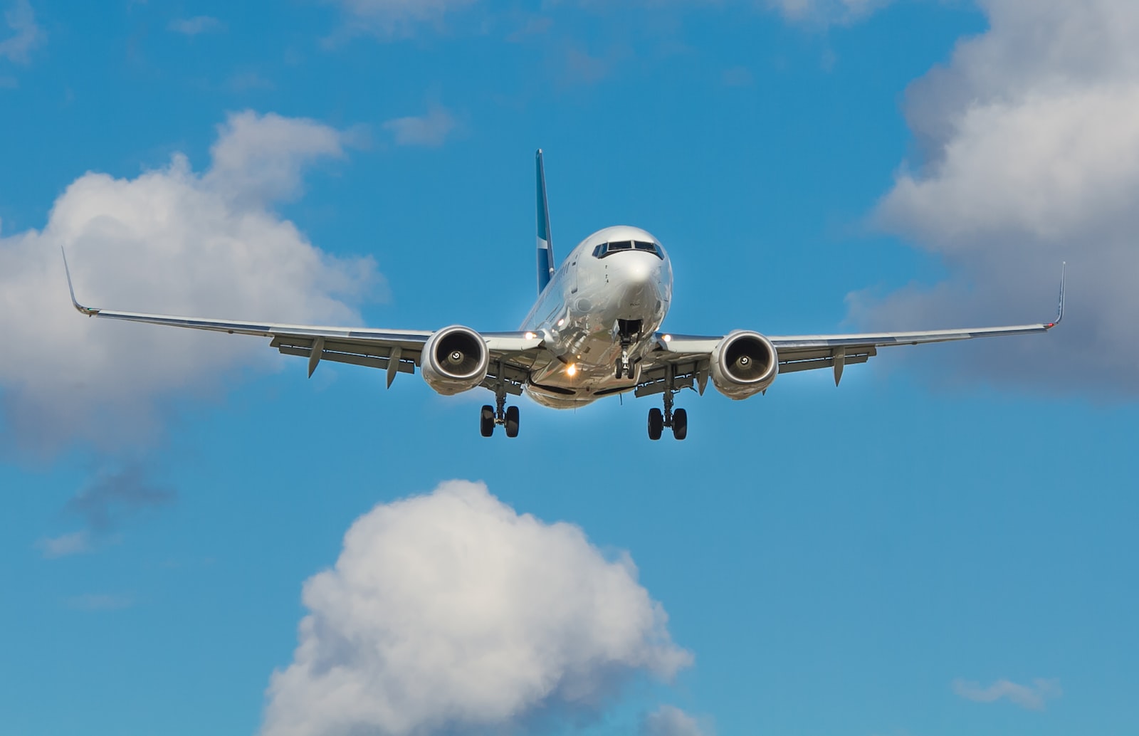 空中に白い飛行機