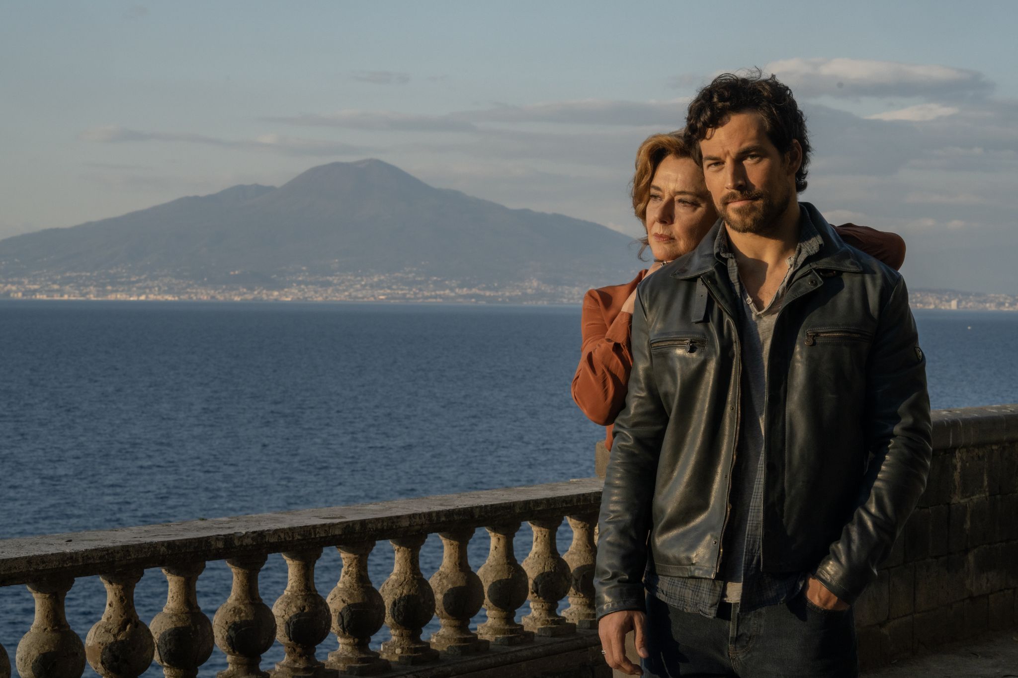 Engaño, los protagonistas en una foto en la costa de Amalfi