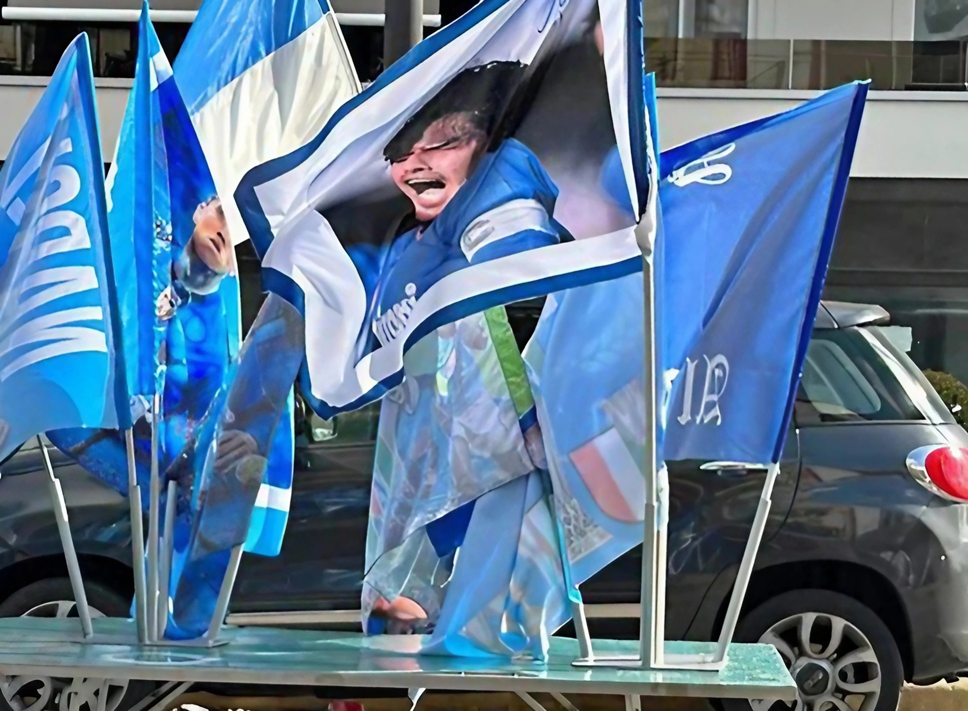 Gefälschte Flaggen von Neapel, die an einem Stand verkauft werden