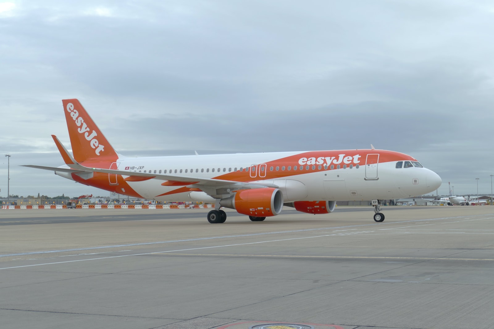 avión easyjet en la pista