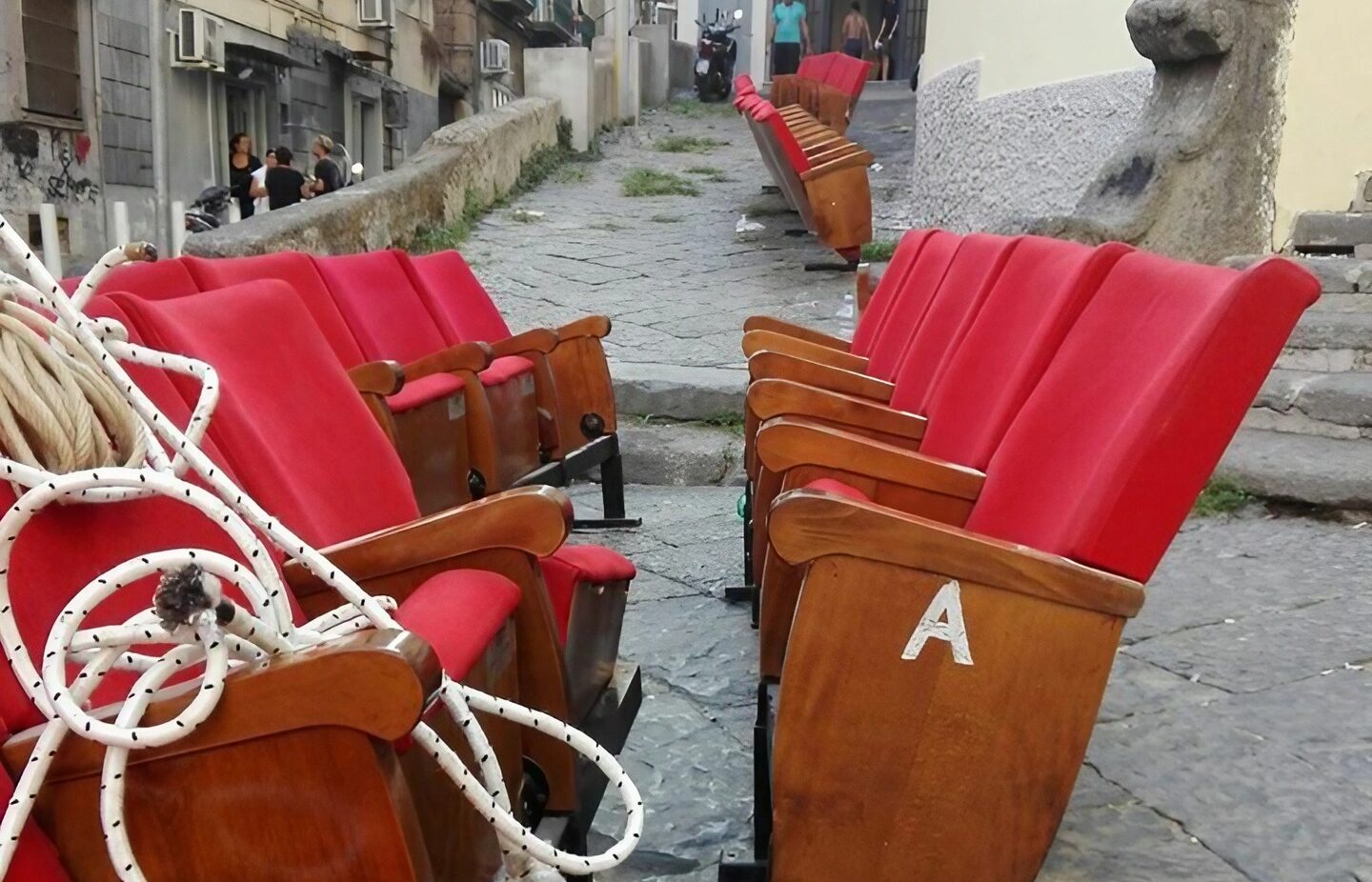 chiude il nuovo teatro sanità, i sedili in strada fuori alla sede