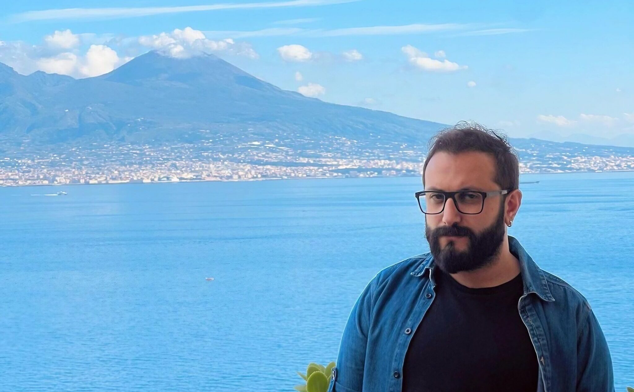 Fabio Balsamo mit dem Vesuv im Hintergrund