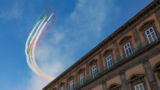 Frecce Tricolori в Неаполе на площади Пьяцца дель Плебисцито для фестиваля воздухоплавания