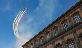 Frecce Tricolori a Napoli in Piazza del Plebiscito per la Festa dell'Aeronautica