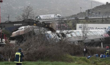 希腊，火车事故：38人死亡，85人受伤。 令人震惊的照片，可能是人为错误。