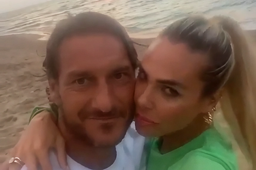 Ilary Blasi 和 Francesco Totti 在海滩上