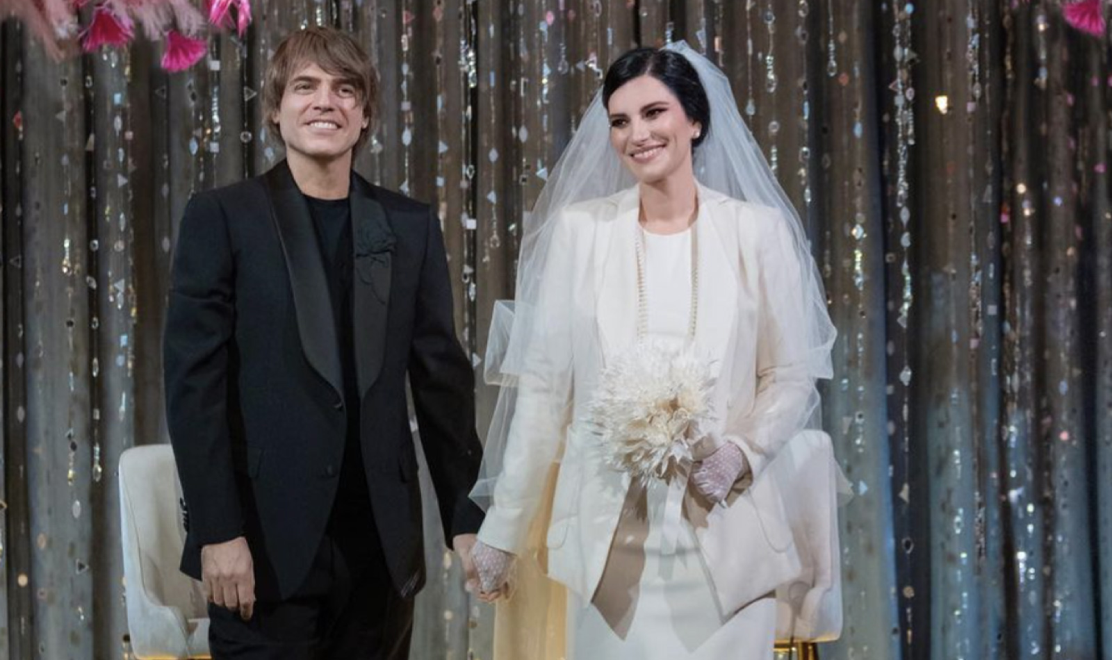 Laura Pausini vestida de noiva para seu casamento com seu parceiro Paolo