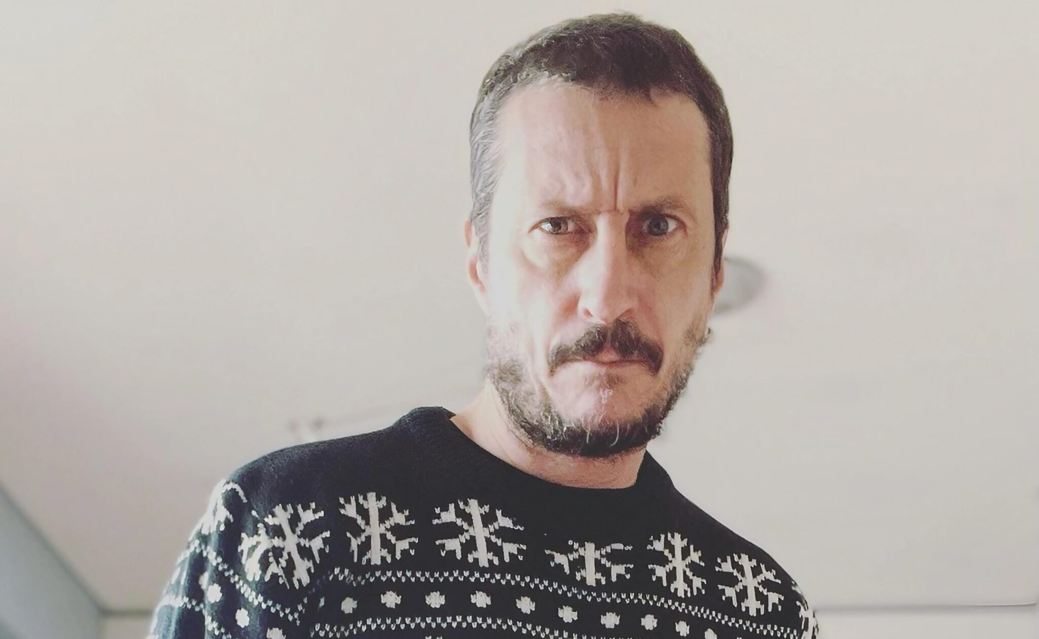 luca bizzarri con un maglione molto originale