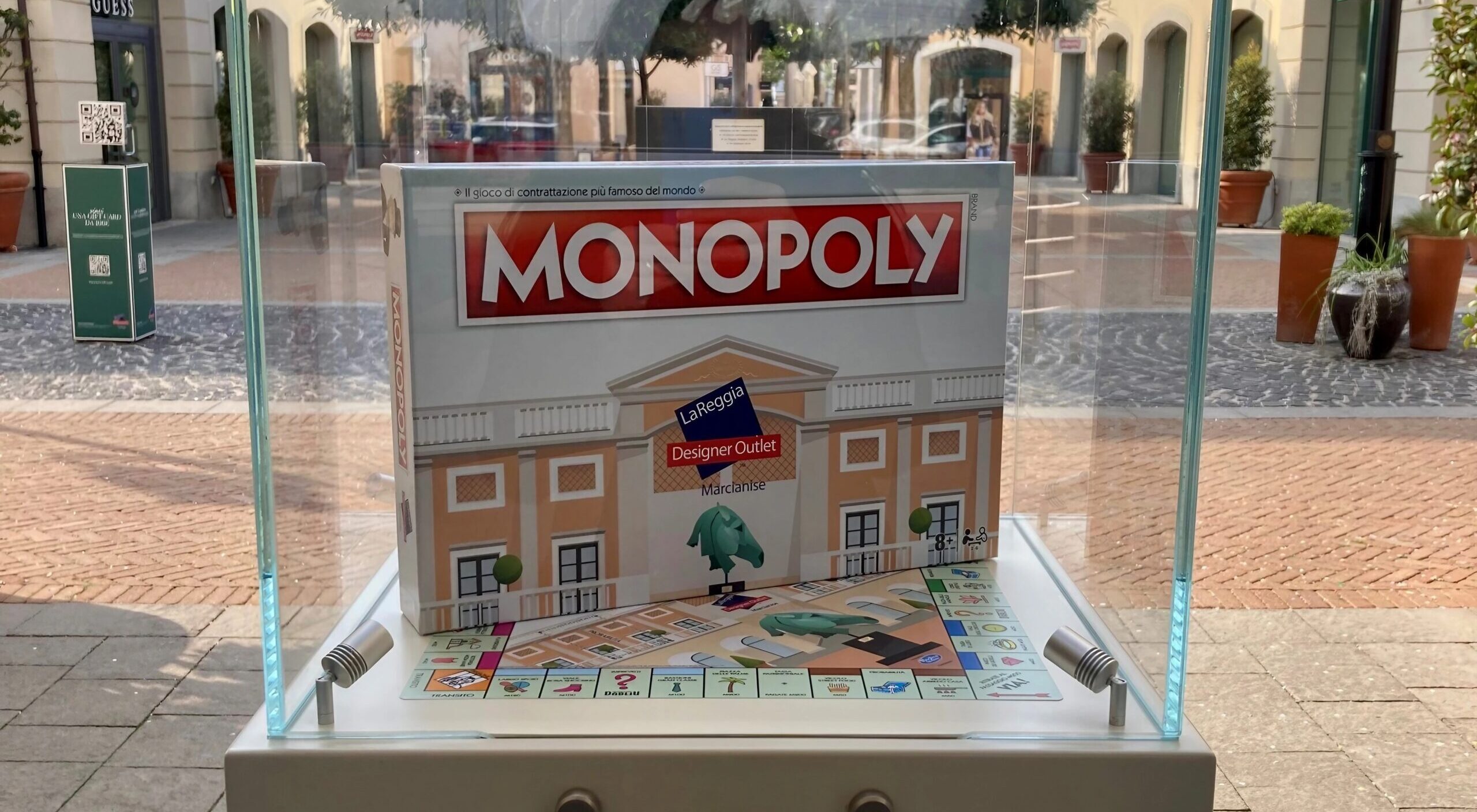 la versione personalizzata del Monopoly a tema La Reggia Outlet