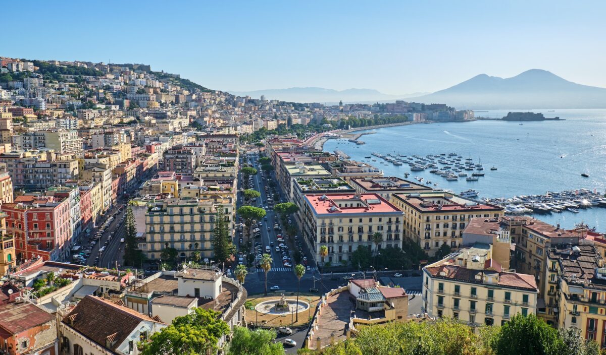 Nápoles en Italia temprano en la mañana