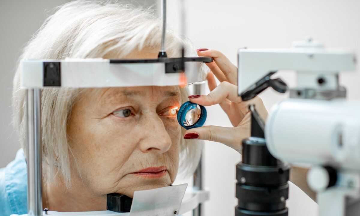 Mujer mayor durante un examen médico de los ojos