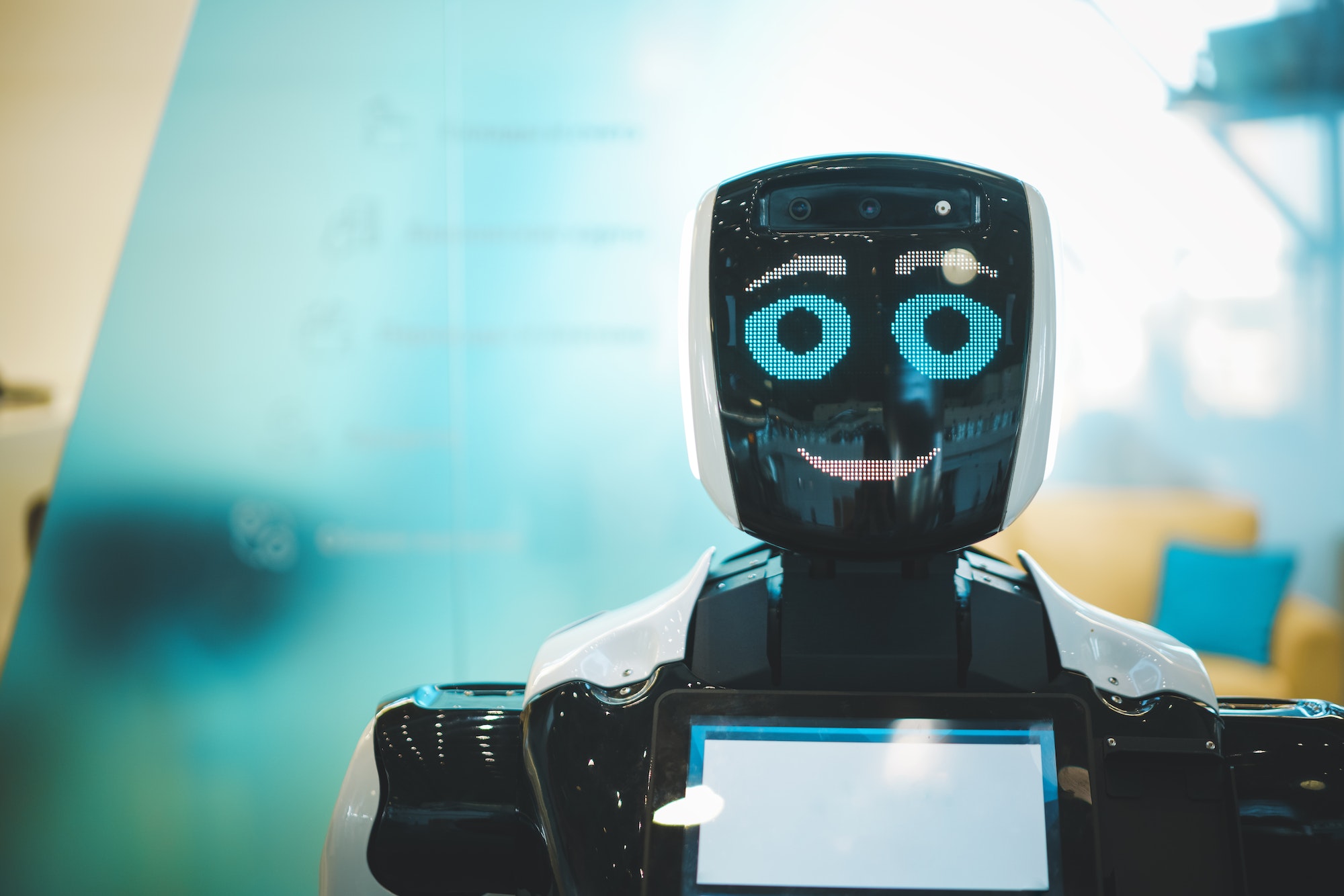 Asistente robot sonriente con inteligencia artificial en un lugar público