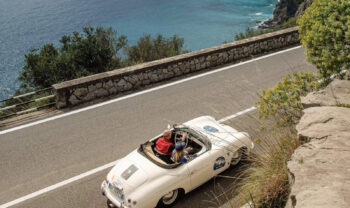 Carro antigo em alta velocidade nas estradas de Sorrento