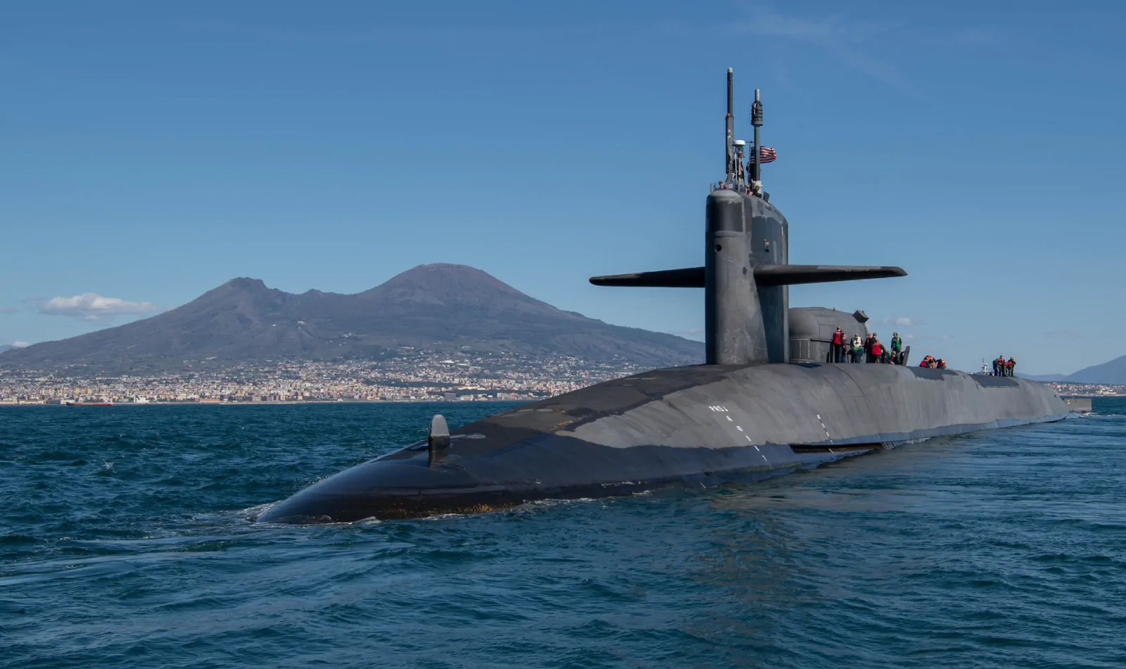 Napoli, perché c’è un sottomarino missilistico americano nel golfo?