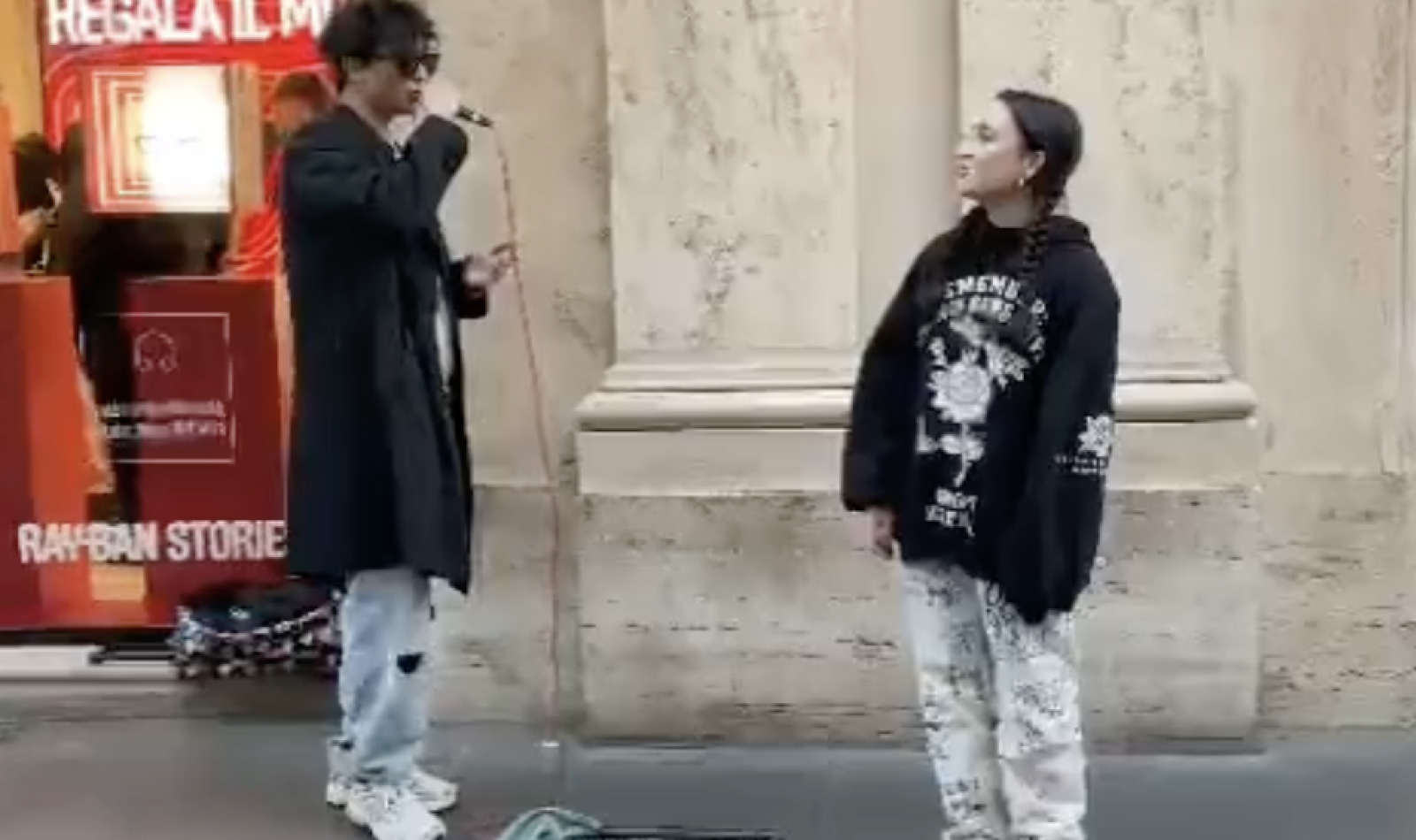 tananai canta em roma na rua com um artista