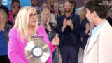Tananai regala il disco d’oro a Mara Venier a Domenica In: video
