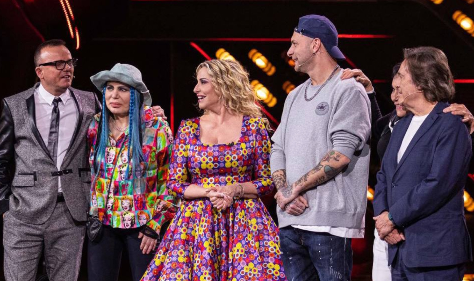 i giudici di the voice al completo insieme alla presentatrice Clerici