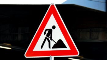 Senso unico alternato attivato su via Camillo Guerra per lavori