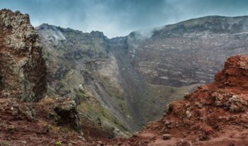 复活节星期一游览 Valle dell'Inferno 的维苏威火山