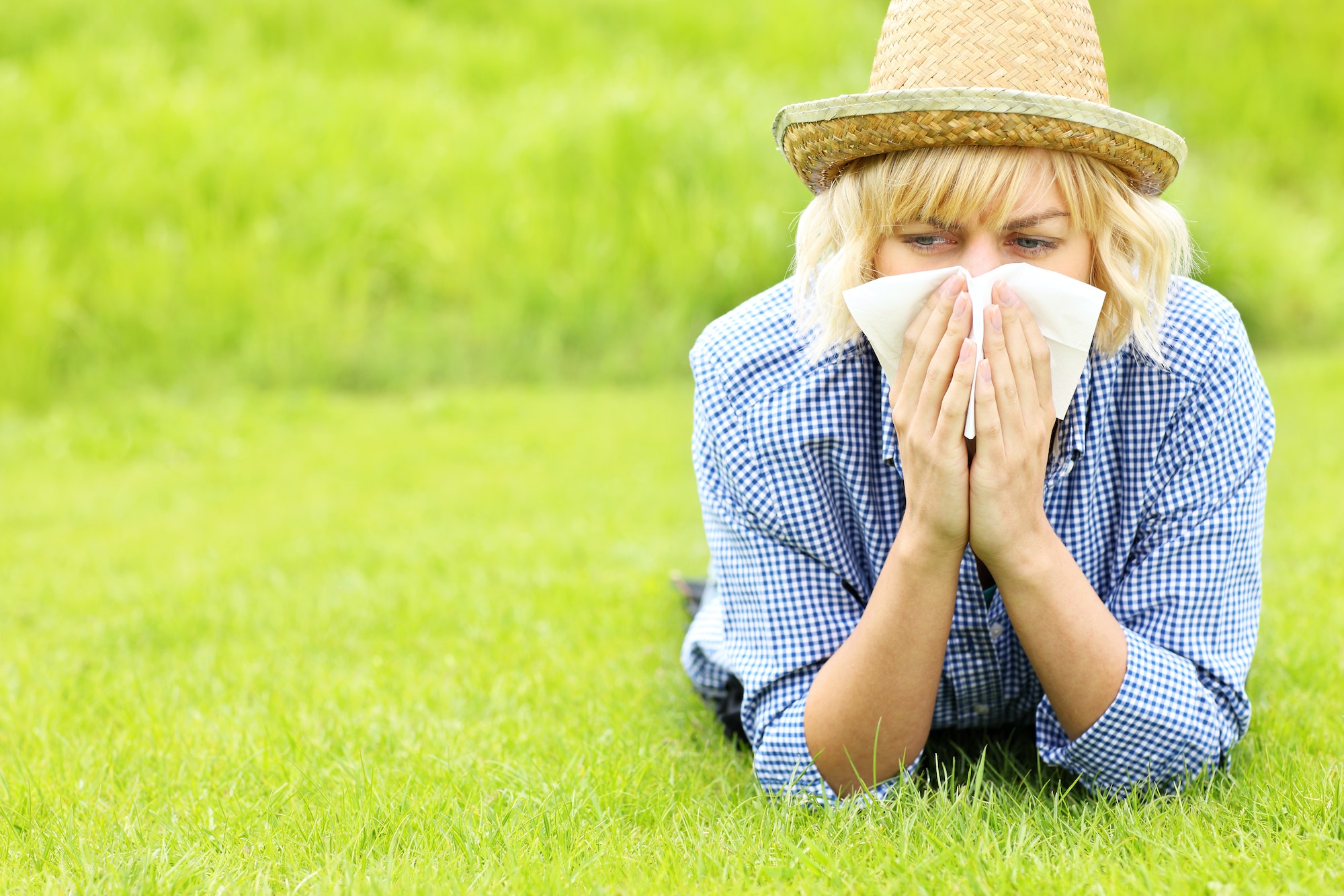 Femme allergique à l'herbe