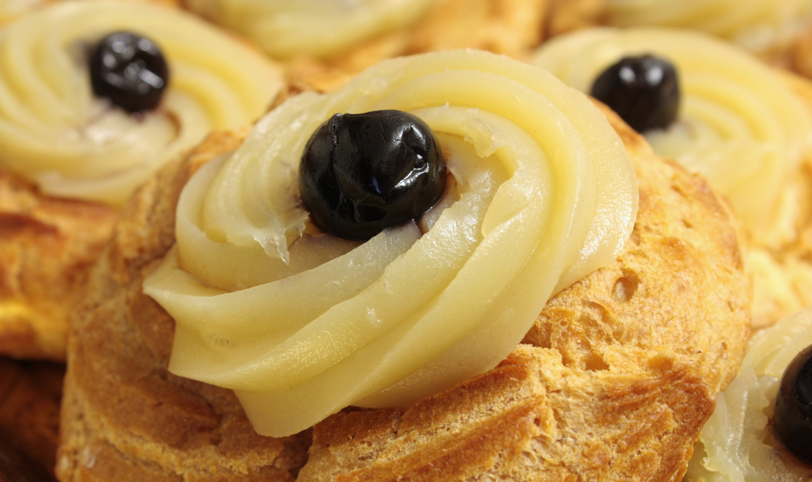 Zeppola di San Giuseppe Neapolitan