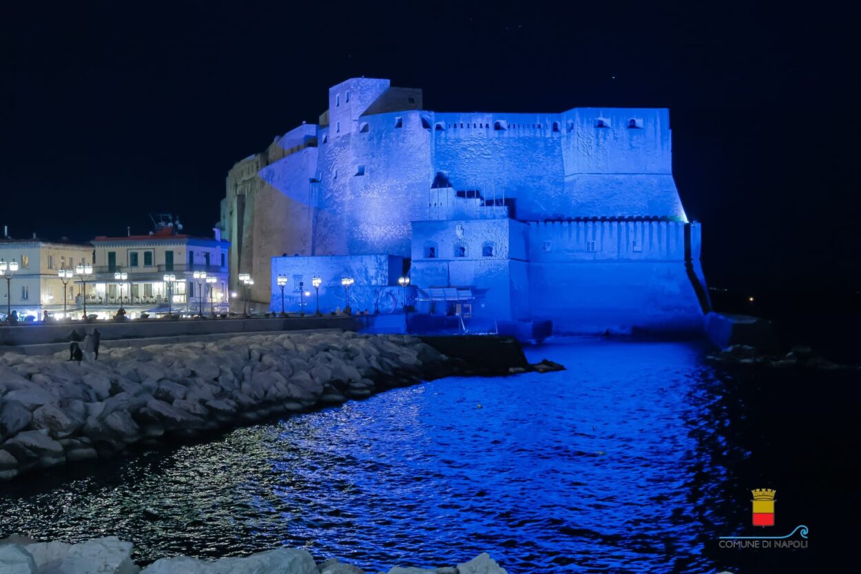 Castel dell'Ovo a Napoli illuminato di azzurro in onore del calcio Napoli