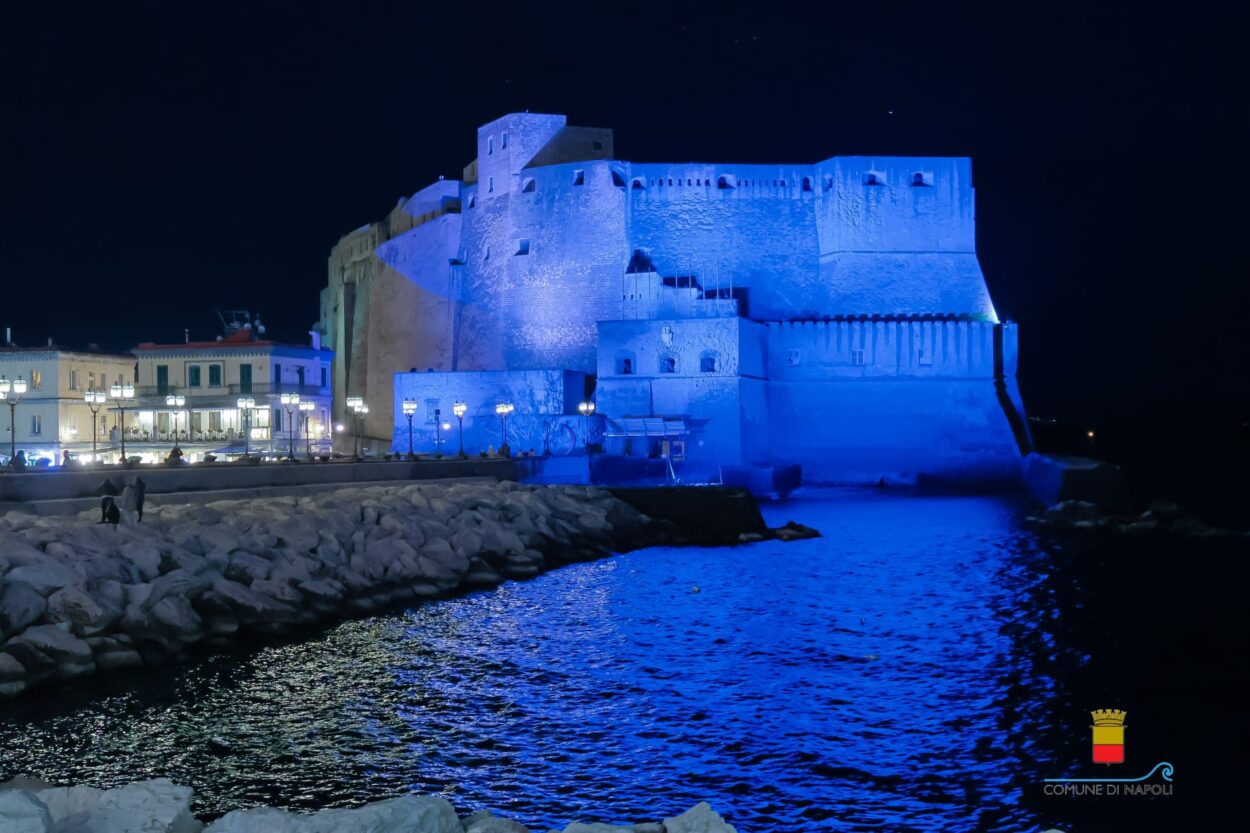 Castel dell'Ovo en Nápoles iluminado en azul en honor al fútbol de Napoli