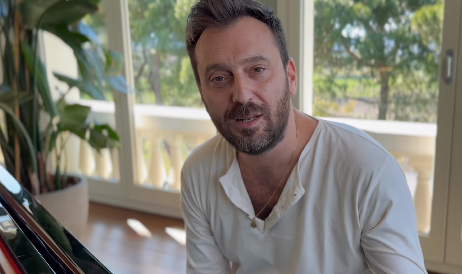 Cesare Cremonini during a personal piano performance