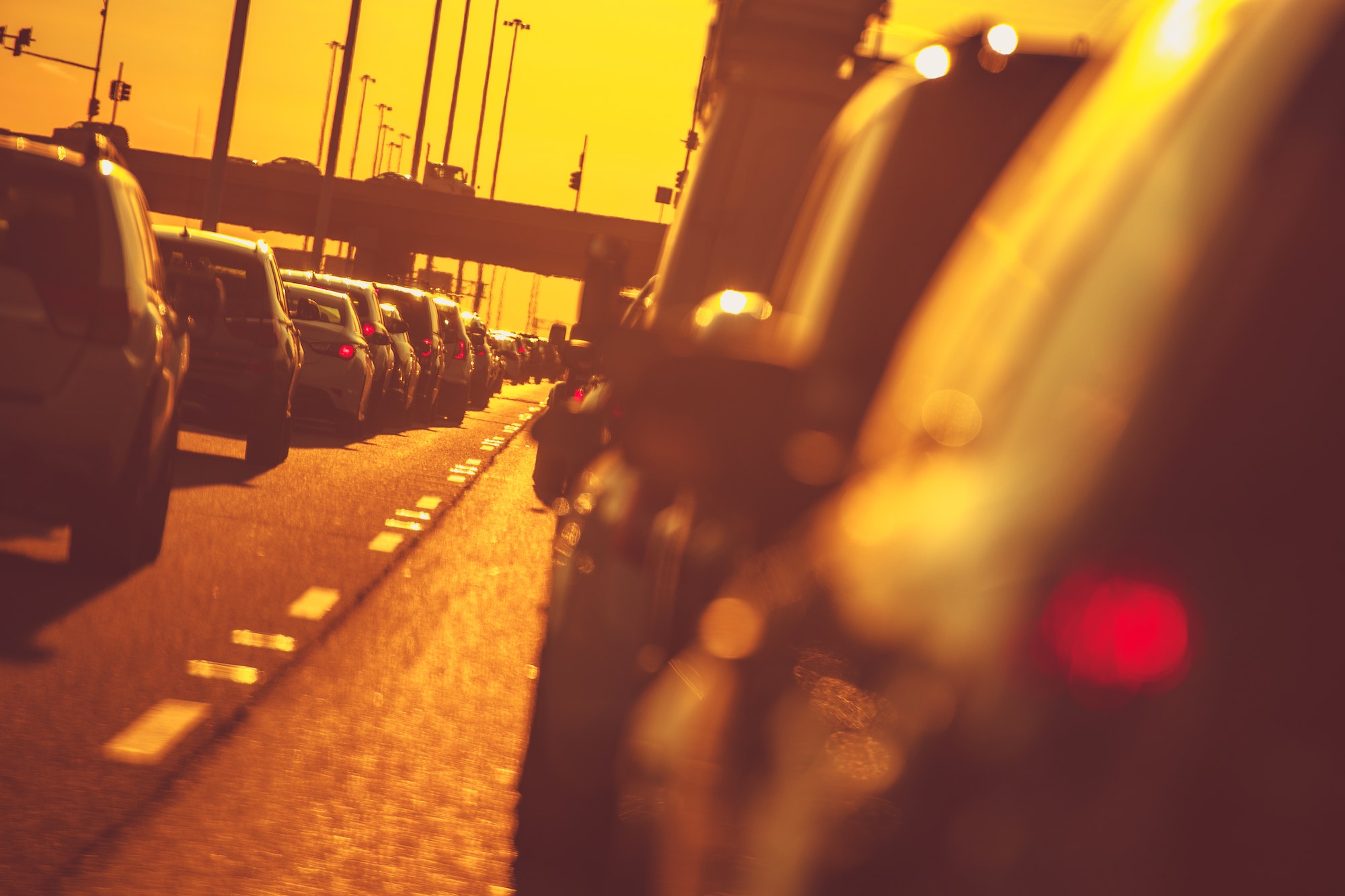 Stadtautobahnverkehr bei Sonnenuntergang