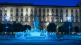 Ilumino em azul, a Fonte de Netuno e o Castel dell'Ovo para o scudetto