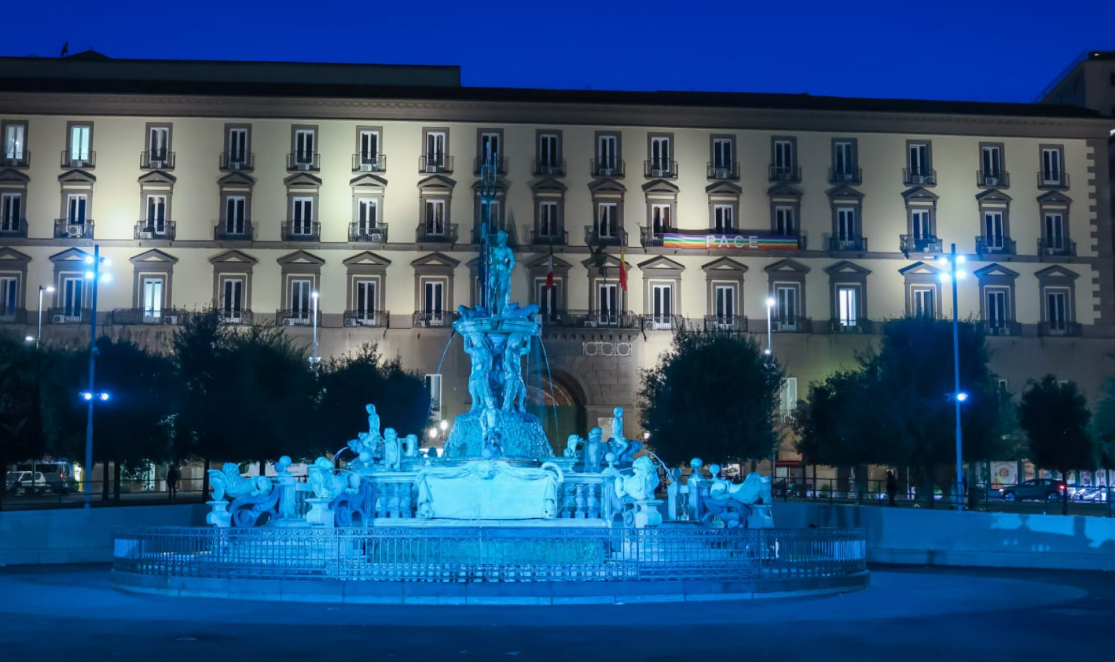 Fontana del Nettuno a Napoli illuminata di azzurro in onore del calcio Napoli