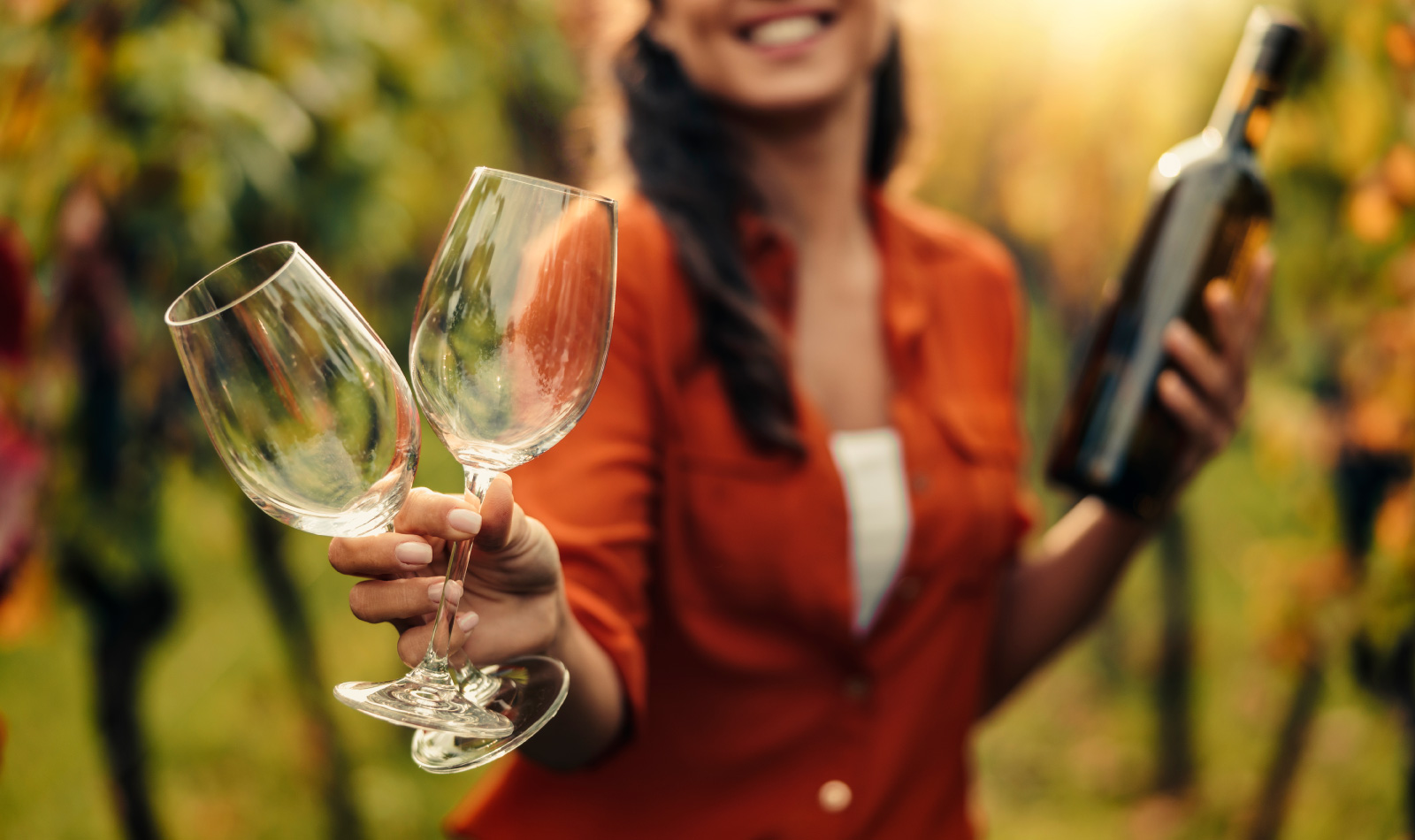 Frau mit Flasche Wein