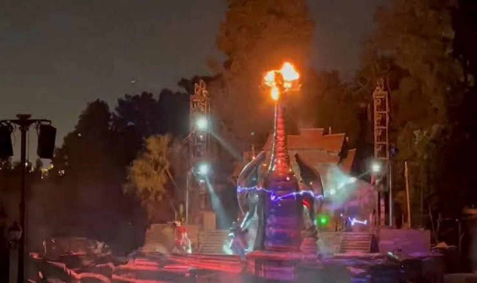 drago in fiamme disneyland